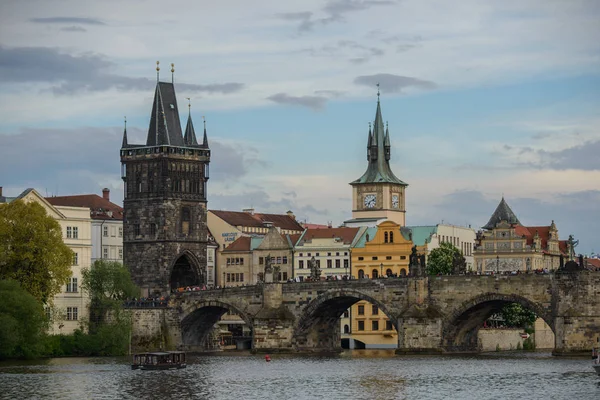 Moldau und Karlsbrücke, Prag, Hauptstadt der Tschechischen Republik — Stockfoto