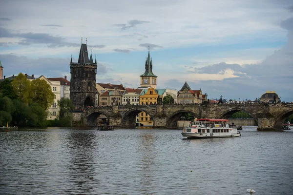 Floden Moldau och Charles bridge, Prag, huvudstaden Tjeckien — Stockfoto