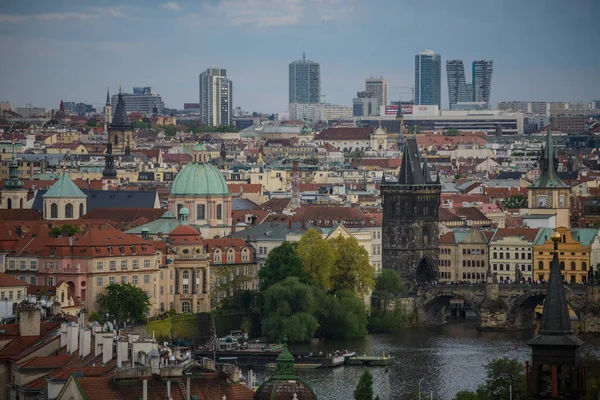 Panorama de Praga com Telhados Vermelhos de Acima do Dia de Verão ao anoitecer, Vista da altura — Fotografia de Stock