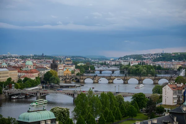 Vacker utsikt över Prag broar på floden — Stockfoto