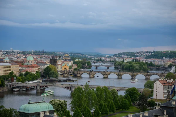 Vacker utsikt över Prag broar på floden — Stockfoto