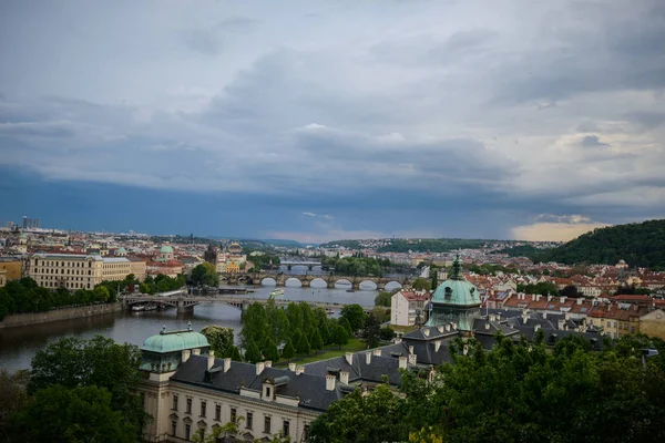 Schöne Aussicht auf Prager Brücken am Fluss — Stockfoto