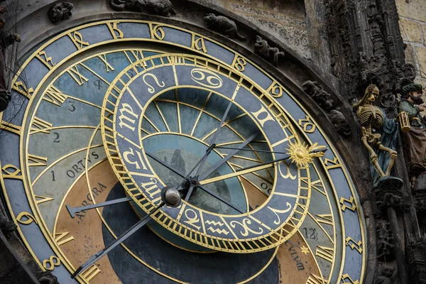 Αστρονομικό Ρολόι της Πράγας (και) στο η παλιά πόλη της Πράγας, Δημοκρατία της Τσεχίας — Φωτογραφία Αρχείου