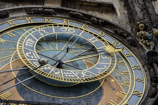 Prague Orloj astronomiska uret på rådhuset tower — Stockfoto