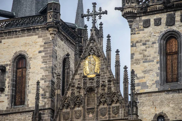 Na náměstí starého města a gotické věže kostela Panny. Oblast z staré město Praha, Česká republika — Stock fotografie