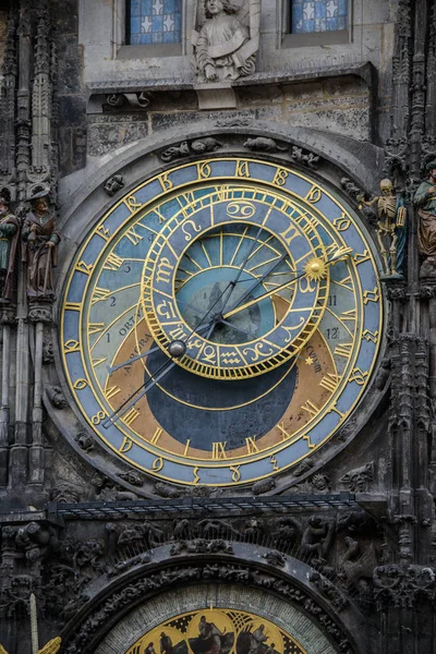 Прага астрономічним годинником на Ратушній вежі — стокове фото