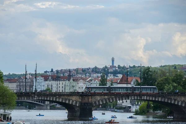 Vue sur la rivière Vltava avec le bateau de plaisance et le pont de Legia (Most Legii ) — Photo