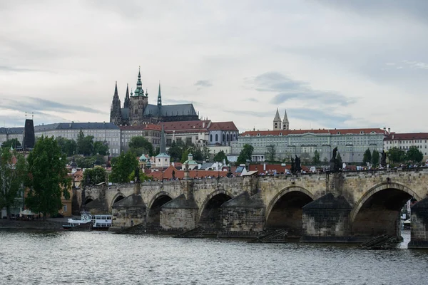 Floden Moldau och Charles bridge, Prag, huvudstaden Tjeckien — Stockfoto