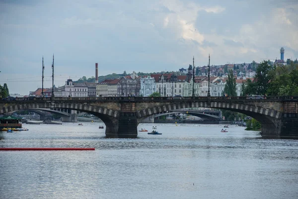 Widok z rzeki Wełtawy z łódkę przyjemności i most Legii (najczęściej jedną) — Zdjęcie stockowe