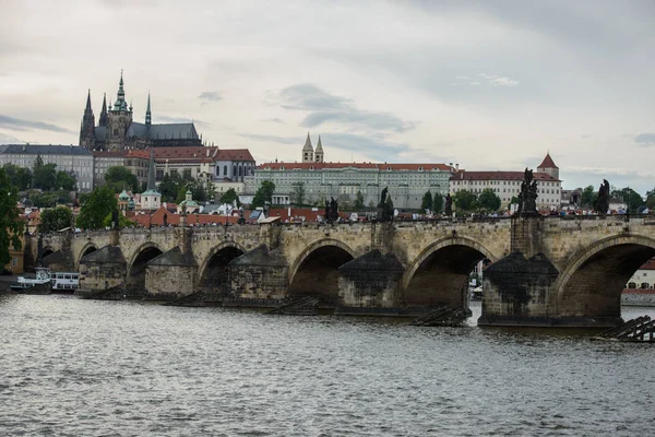 Floden Moldau och Charles bridge, Prag, huvudstaden Tjeckien — Stockfoto