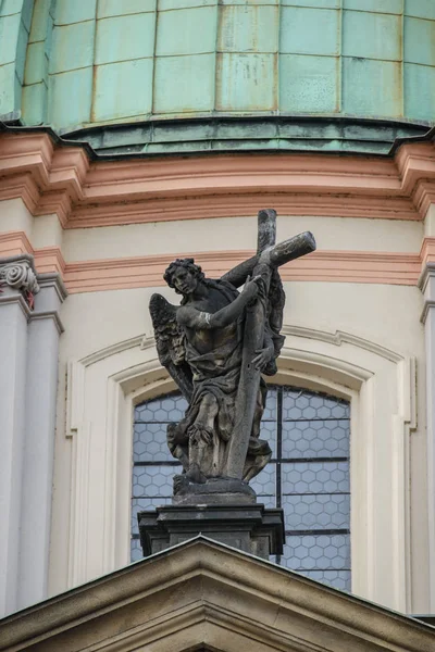 Praha, Česká republika - 12 května 2017: socha na Karlově mostě, Praha, Česká republika. — Stock fotografie