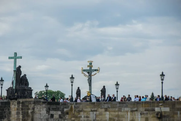 Pont Charles (Karluv Most) et Tour de la Vieille Ville au ciel bleu, Prague, République tchèque.Ce pont est le plus ancien de la ville et une attraction touristique très populaire . — Photo