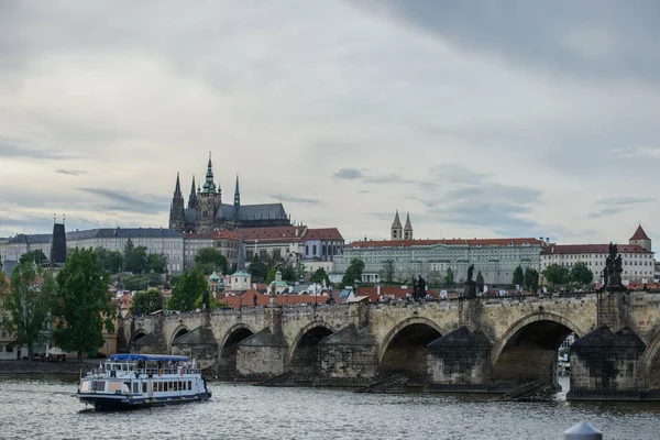 Floden Moldau och Charles bridge, Prag, huvudstaden Tjeckien — Stockfoto