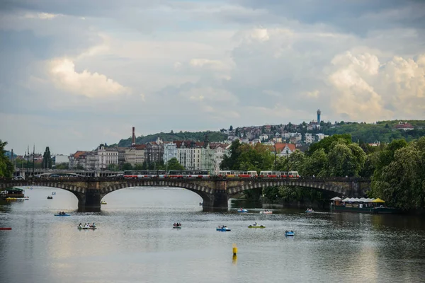 Vue sur la rivière Vltava avec le bateau de plaisance et le pont de Legia (Most Legii ) — Photo