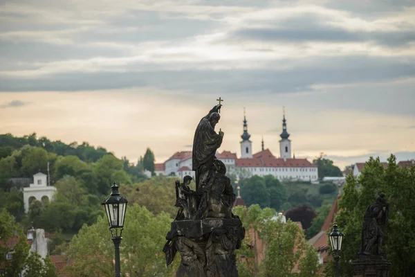 Praha, Česká republika - 12 května 2017: socha na Karlově mostě, Praha, Česká republika. — Stock fotografie