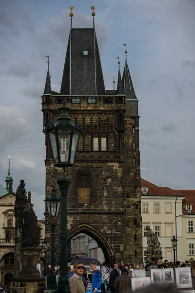 Карлів міст (Karluv більшість) і Старе місто вежа в Синє небо, Прага, Чеська Republic.This міст-це місто та дуже популярною туристичною визначною пам'яткою. — стокове фото