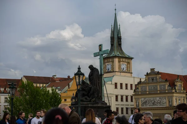 Charles Bridge (Karluv Most) a Staroměstská věž na modré obloze, Praha, Česká Republic.This most je nejstarší ve městě a velmi populární turistickou atrakci. — Stock fotografie