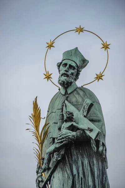 Johannes von Nepomuk auf der berühmten Karlsbrücke in Prag — Stockfoto