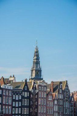 Amsterdam, Hollanda oudezijds voorburgwal kanal genelinde oude kerk (eski kilise)--dan görünüm