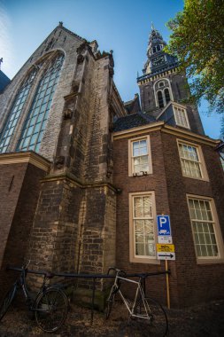 Amsterdam, Hollanda oudezijds voorburgwal kanal genelinde oude kerk (eski kilise)--dan görünüm