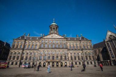 Amsterdam, Hollanda - 13 Mayıs 2017 - Dam Square, Amsterdam, Hollanda Kraliyet Sarayı manzaralı