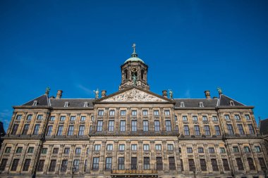 Amsterdam, Hollanda - 13 Mayıs 2017 - Dam Square, Amsterdam, Hollanda Kraliyet Sarayı manzaralı