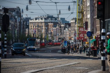 Amsterdam, Hollanda - 13 Mayıs 2017: yaz saati, şehrin sokaklarında kalabalık