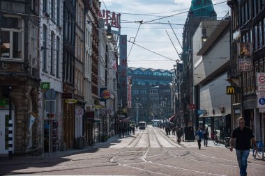 Amsterdam, Hollanda - 13 Mayıs 2017: yaz saati, şehrin sokaklarında kalabalık