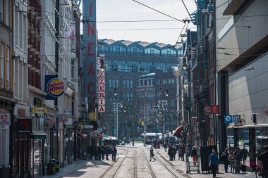Amsterdam, Hollanda - 13 Mayıs 2017: yaz saati, şehrin sokaklarında kalabalık