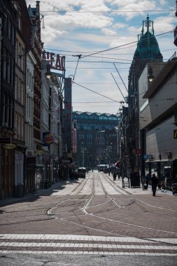 Amsterdam, Hollanda - 13 Mayıs 2017: yaz saati, şehrin sokaklarında kalabalık