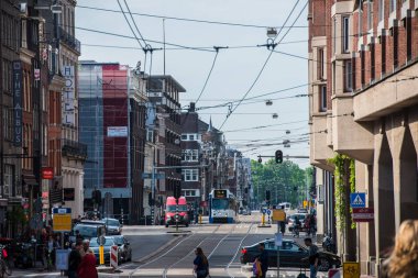 Amsterdam, Hollanda - 13 Mayıs 2017: yaz saati, şehrin sokaklarında kalabalık