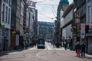 Amsterdam, Hollanda - 13 Mayıs 2017: şehir tramvay Amsterdam'da güzel bir yaz günü