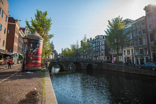 Традиційні старих будівель і катерів в Амстердамі, Нідерланди — стокове фото
