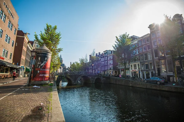 Hagyományos régi épületek és hajók, Amszterdam, Hollandia — Stock Fotó