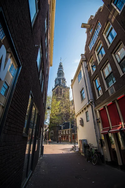 Vue de Oude Kerk (Vieille Église) de l'autre côté du canal Voorburgwal d'Oudezijds à Amsterdam, Pays-Bas — Photo