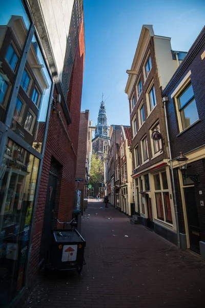 Vista de Oude Kerk (Iglesia Vieja) desde el otro lado del canal Oudezijds Voorburgwal en Amsterdam, Países Bajos — Foto de Stock