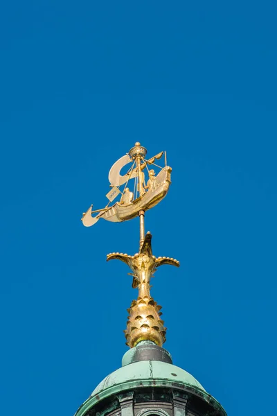 Вершина королевского дворца на площади Дам в Амстердаме . — стоковое фото