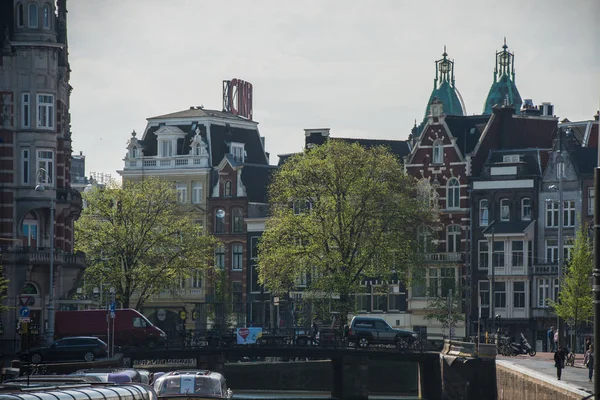 Bâtiments anciens et bateaux traditionnels à Amsterdam, Pays-Bas — Photo