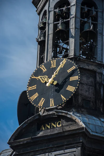 Munttoren (Mint Tower) Muntplein квадратний, де річки Амстел й каналі Сінгель зустрітися, поблизу квіткового ринку і в кінці Калверстрат торгової вулиці в Амстердамі, Нідерланди. — стокове фото