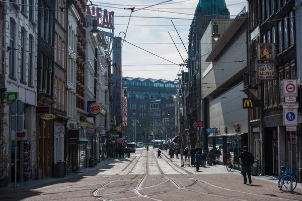 Amsterdam, Nizozemsko - 13 května 2017: Dav v ulicích města na letní čas — Stock fotografie