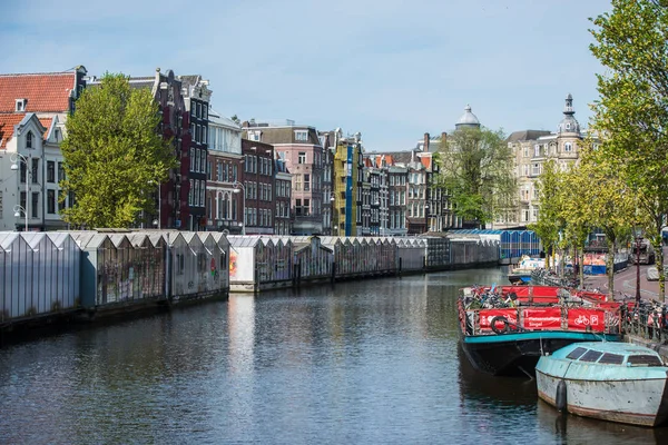 Geleneksel eski binalar ve tekneler Amsterdam, Hollanda