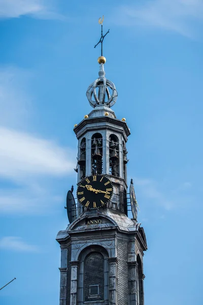 The Munttoren (Mint Tower) Muntplein square, where the Amstel river and the Singel canal meet, near the flower market and the end of Kalverstraat shopping street in Amsterdam, Netherlands. — Stock Photo, Image