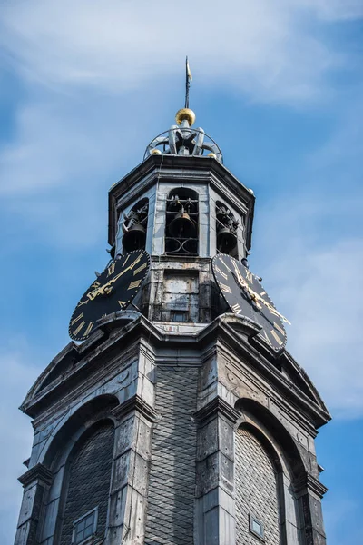 The Munttoren (Mint Tower) Muntplein square, where the Amstel river and the Singel canal meet, near the flower market and the end of Kalverstraat shopping street in Amsterdam, Netherlands. — Stock Photo, Image