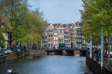 Geleneksel eski binalar ve tekneler Amsterdam, Hollanda