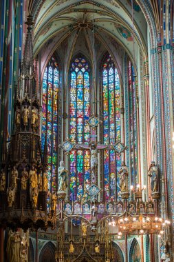 Amsterdam, Hollanda - 13 Mayıs 2017 Basilica Mesih haç vitray De Krijtberg kilise Amsterdam Hollanda Hollanda. Roma Katolik Kilisesi 1883 yılında inşa.
