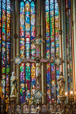 Amsterdam, Hollanda - 13 Mayıs 2017 Basilica Mesih haç vitray De Krijtberg kilise Amsterdam Hollanda Hollanda. Roma Katolik Kilisesi 1883 yılında inşa.