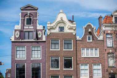 Geleneksel eski binalar ve tekneler Amsterdam, Hollanda