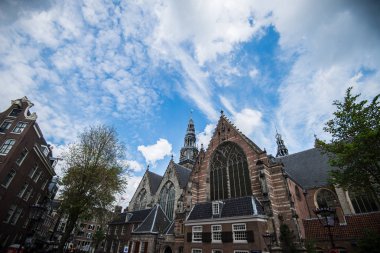 Amsterdam, Hollanda oudezijds voorburgwal kanal genelinde oude kerk (eski kilise)--dan görünüm
