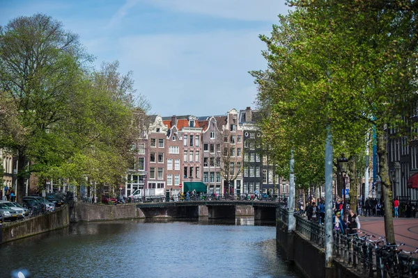 Bâtiments anciens et bateaux traditionnels à Amsterdam, Pays-Bas — Photo