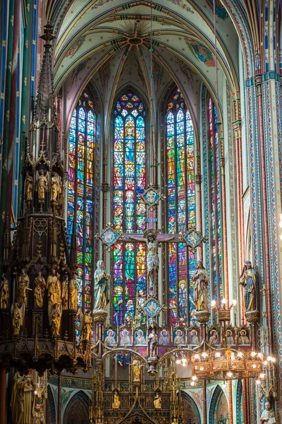 Amsterdam, Nederländerna - 13 maj 2017 basilikan Kristus krucifix målat glas De Krijtberg kyrka Amsterdam Holland Nederländerna. Romersk-katolska kyrkan byggdes 1883. — Stockfoto